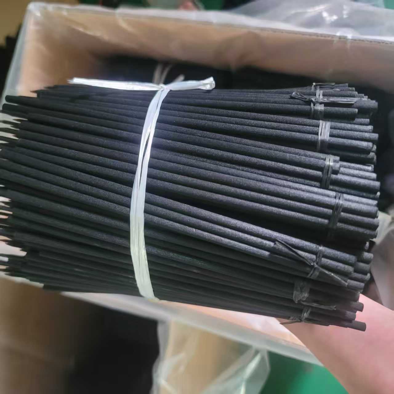 Les nouveaux bâtons diffuseurs de fibres à évaporation d’air de parfums et d’huiles essentielles sont disponibles en différentes tailles et couleurs, avec des options personnalisables pour économiser sur les coûts d’emballage.