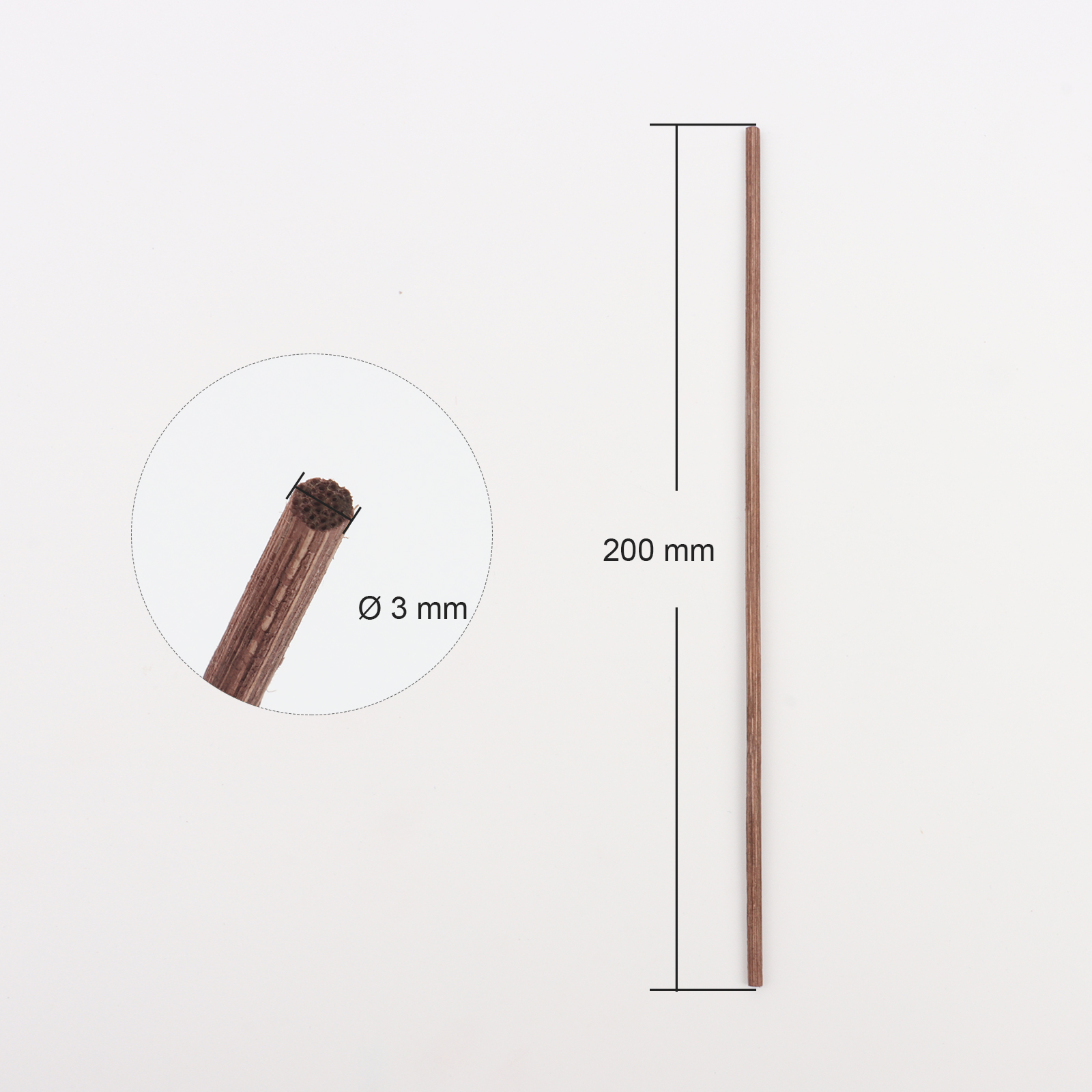 Le diffuseur de roseau en bois de remplacement d'arôme d'huile essentielle colle des bâtons de rotin naturel brun