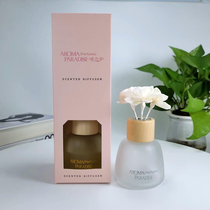 Parfum d'ambiance Private Label Luxury 100ml bouteille en verre parfumée à l'huile essentielle diffuseur de roseau parfumé avec des bâtons de rotin