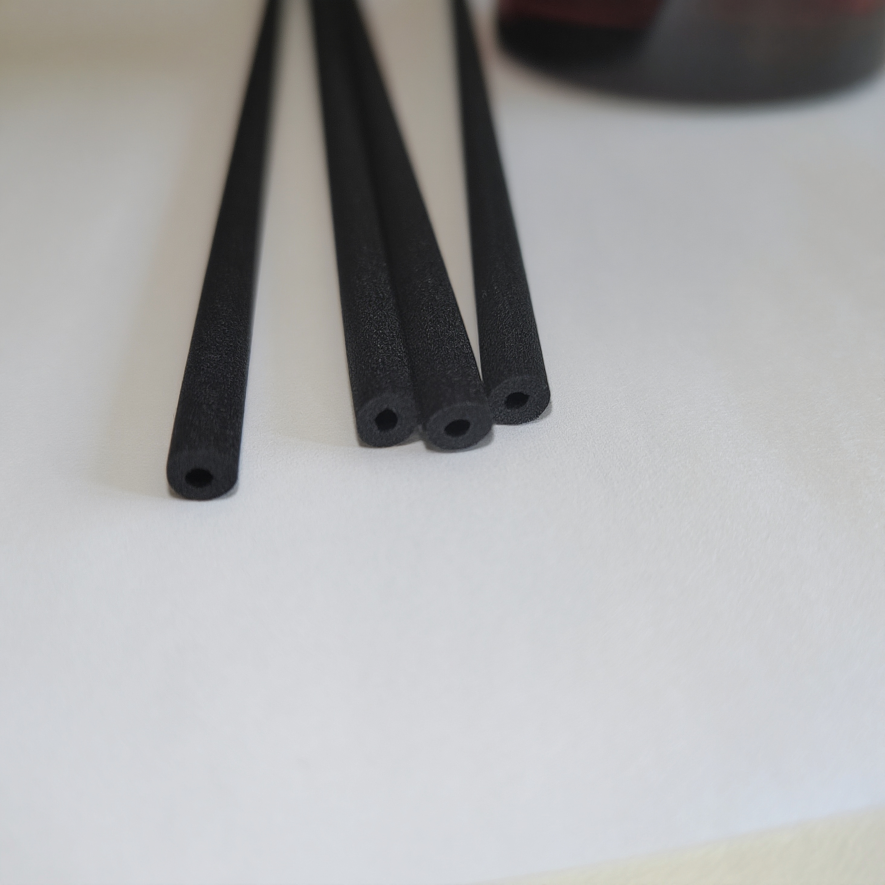 Les nouveaux bâtons diffuseurs de fibres à évaporation d’air de parfums et d’huiles essentielles sont disponibles en différentes tailles et couleurs, avec des options personnalisables pour économiser sur les coûts d’emballage.